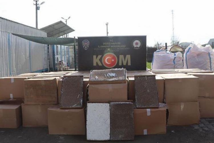 D&uuml;zce'de 2 milyon adet dolu makaron ele ge&ccedil;irildi