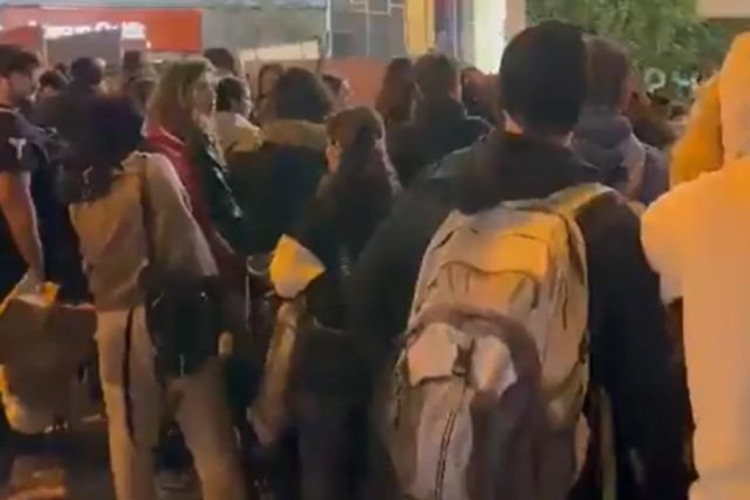 Hediye i&ccedil;in kuyruk oldular! Sabaha kadar bekleyecekler