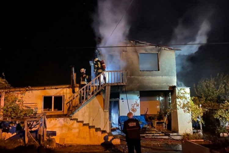 Kayseri'de 2 katlı ev k&uuml;le d&ouml;nd&uuml;