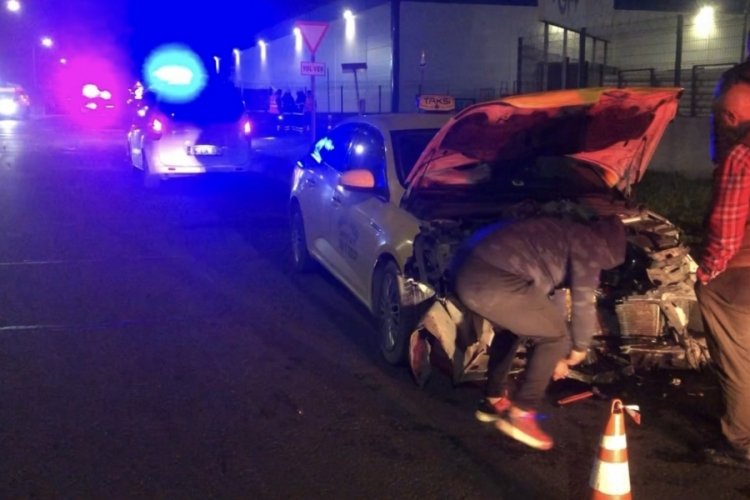 Tekirdağ'da taksi ile otomobil &ccedil;arpıştı: 4 yaralı