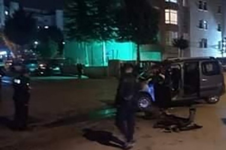 Ankara'da kaza yapan iki ara&ccedil; park halindeki ara&ccedil;lara &ccedil;arptı