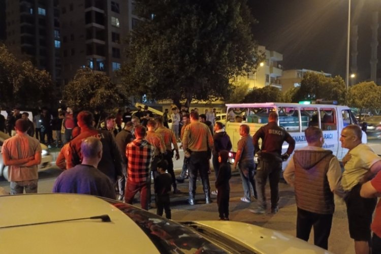 Adana'da bisikletliye &ccedil;arpan motosiklet s&uuml;r&uuml;c&uuml;s&uuml; hayatını kaybetti