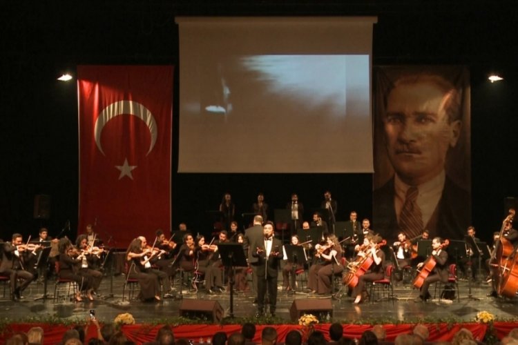 Cumhuriyetin 100. yılında Atat&uuml;rk şarkılarla anıldı