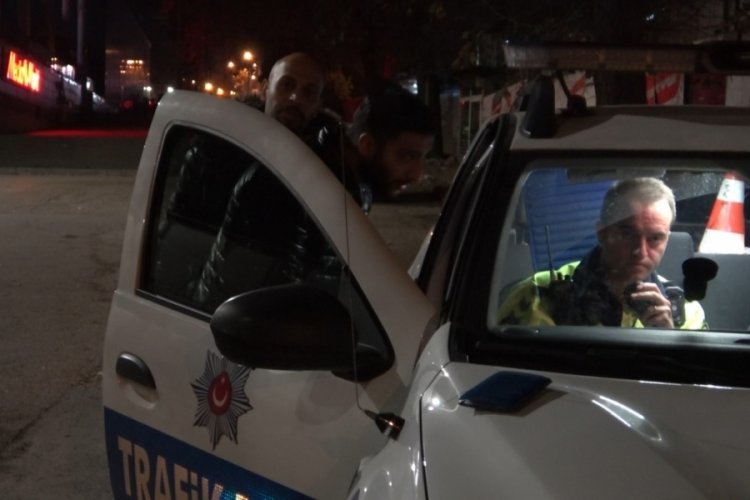 Bursa'da alkoll&uuml; s&uuml;r&uuml;c&uuml; ceza yedi, m&uuml;zisyen arkadaşları uygulama noktasında konser verdi