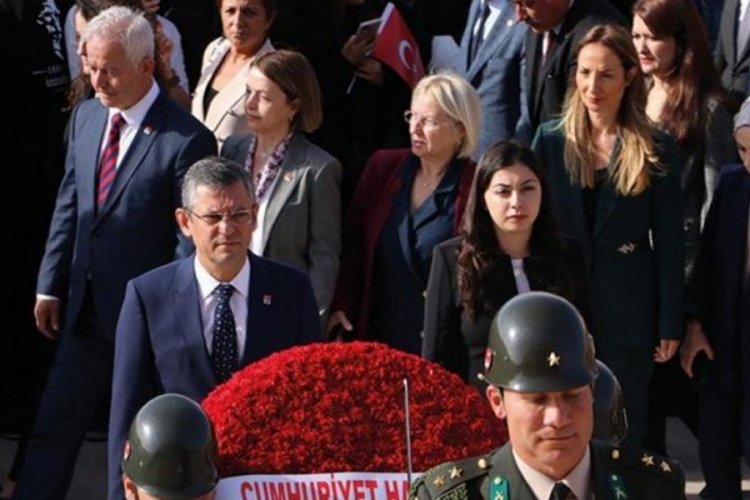 &Ouml;zg&uuml;r &Ouml;zel'den Anıtkabir'e ziyaret