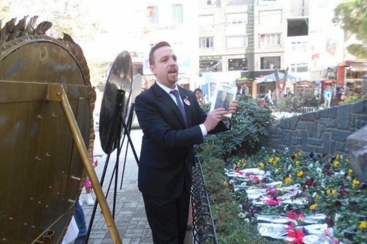 Halil Bozoğlu: Eşofmanla ile Atat&uuml;rk anıtına &ccedil;elenk koyan Atat&uuml;rk&ccedil;&uuml; D&uuml;ş&uuml;nce Derneğini tebrik ederim