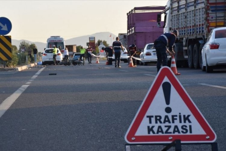 Kocaeli'de ticari aracın &ccedil;arptığı tarım aracının s&uuml;r&uuml;c&uuml;s&uuml; yaralandı