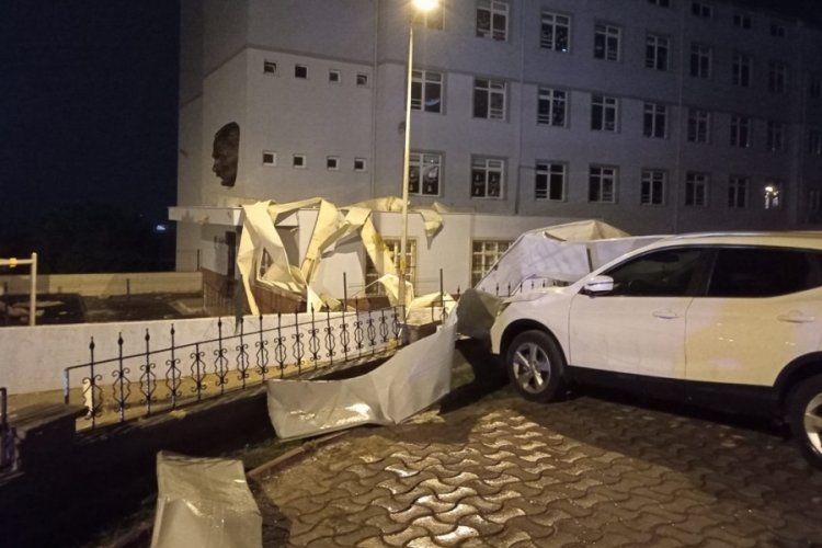 Bursa'da şiddetli r&uuml;zgar ve sağanak nedeniyle okul &ccedil;atısı u&ccedil;tu