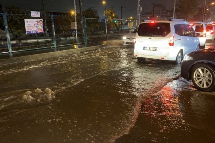 İstanbul'da aniden bastıran yağış yolları g&ouml;le d&ouml;nd&uuml;rd&uuml;