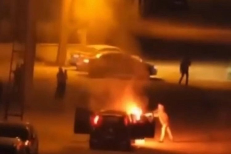 Batman'da alev topuna d&ouml;nen seyri halindeki aracın s&uuml;r&uuml;c&uuml;s&uuml; canını zor kurtardı