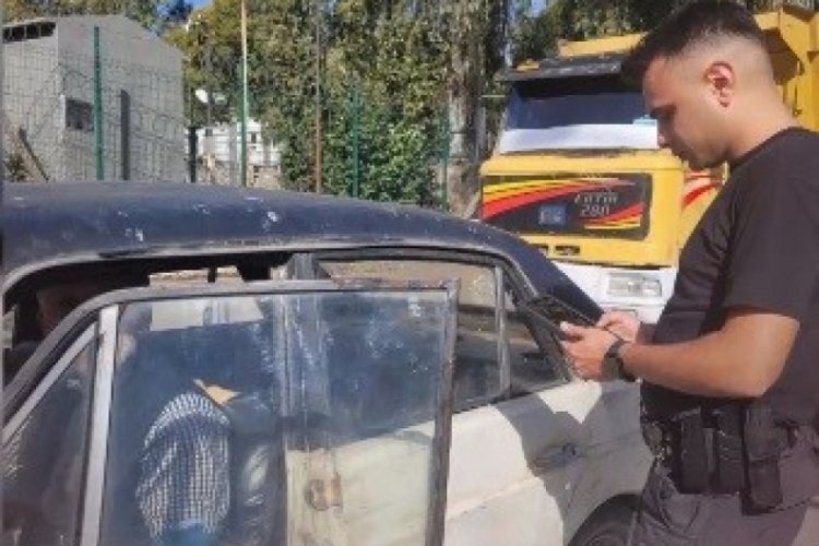 İzmir'de okul &ouml;nlerinde sıkı denetim: 102 kişiye ceza