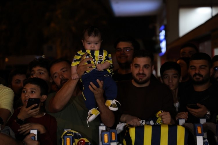 Fenerbah&ccedil;e kafilesi Adana'ya geldi