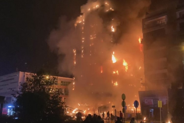 Bursa'da 10 katlı iş merkezi alev alev yandı! Hem kaydetti, hem dua etti