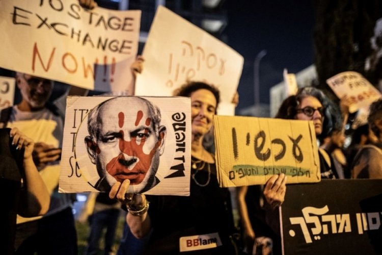 Gazze'de ateşkes isteyen İsrailliler Tel Aviv'de yine g&ouml;steri d&uuml;zenledi