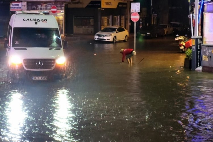 Bursa'da bastıran dolu ve sağanak y&uuml;z&uuml;nden sokaklar g&ouml;le d&ouml;nd&uuml;