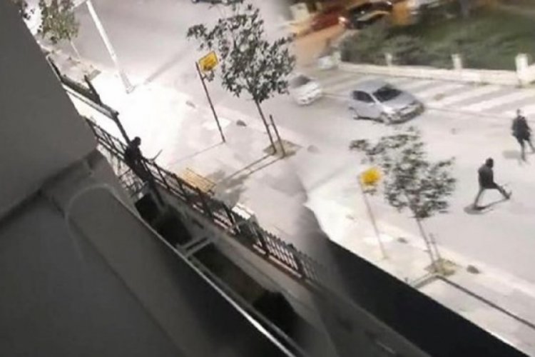 İstanbul'da korku dolu anlar: Elinde palayla yoldan ge&ccedil;enlere saldırdı