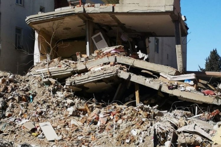 "Isias Otel'in yıkılış şekli, kum dolu kovayı ters &ccedil;evirmek gibi"