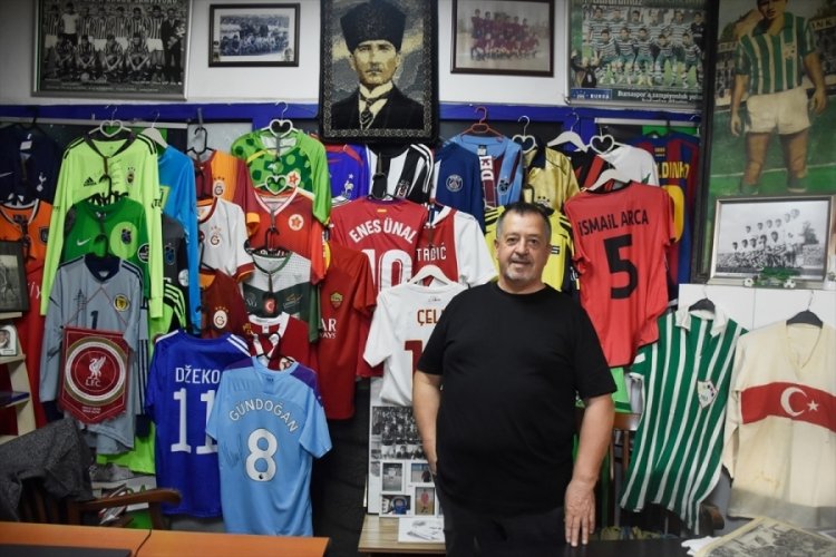 Bursa'da yıllardır biriktirdiği onlarca formayı sergiliyor