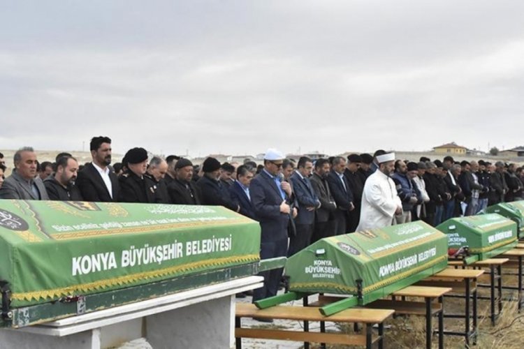 Konya'da anne ve 3 &ccedil;ocuğu yolun karşısına ge&ccedil;erken araba &ccedil;arptı
