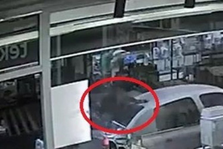 Mersin'de otomobilin &uuml;zerine ke&ccedil;i d&uuml;şt&uuml;