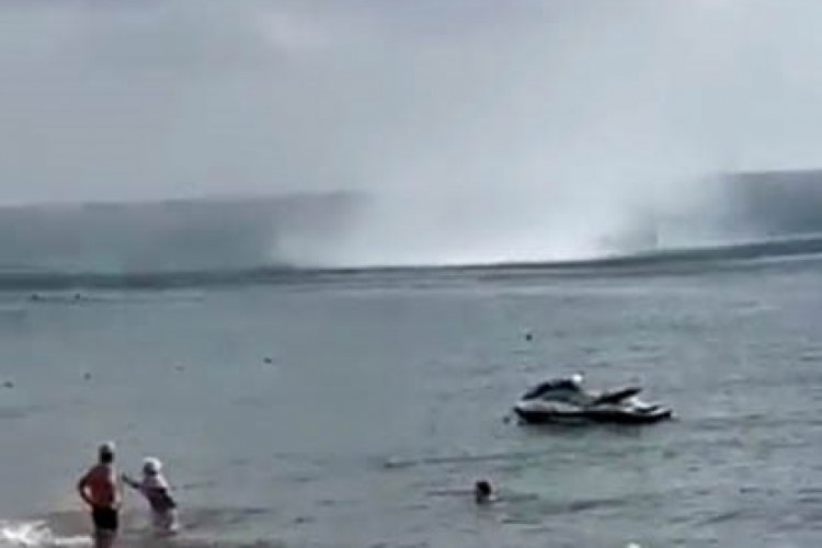 Antalya'da denizin &uuml;st&uuml;nde hortum oluştu!