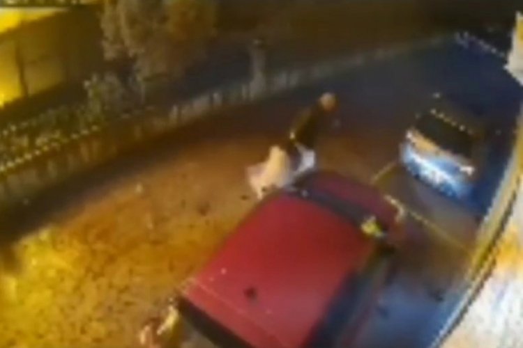 Bursa'daki iş merkezinde &ccedil;ıkan yangında alevlerden b&ouml;yle ka&ccedil;tılar