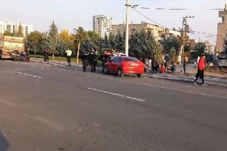 Diyarbakır'da polisten ka&ccedil;an s&uuml;r&uuml;c&uuml;, otomobiliyle motosikletli Yunus ekibine &ccedil;arptı: 2 yaralı