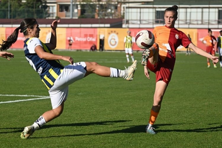 Galatasaray, Fenerbah&ccedil;e'yi duraklamada yendi