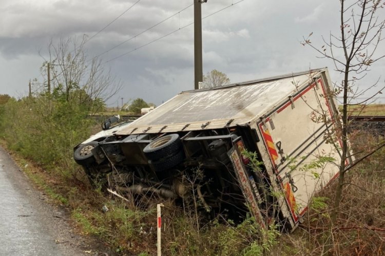 Tekirdağ'da yağmurda kayan kamyonet yol kenarına devrildi