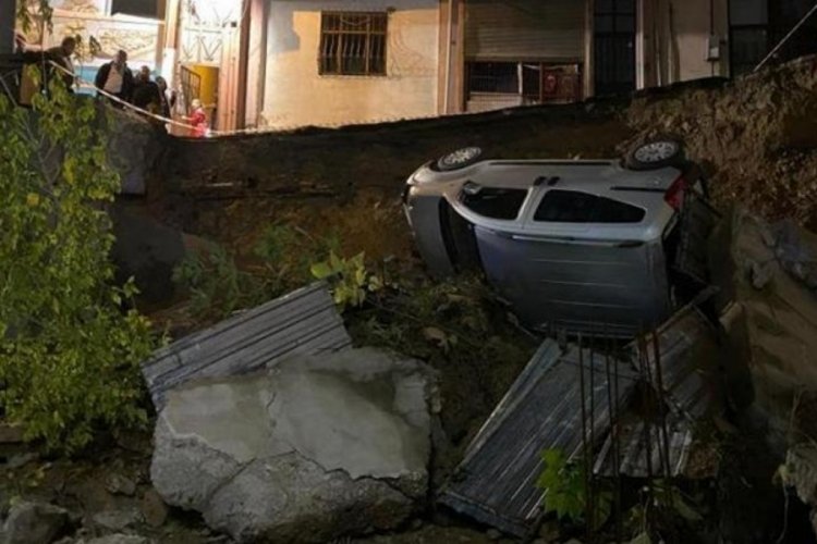 Kocaeli'de g&uuml;r&uuml;lt&uuml;y&uuml; duyan dışarı fırladı! Ara&ccedil; inşaat temeline yuvarlandı