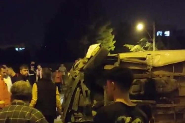Mardin'de minib&uuml;s eve daldı: 4 yaralı