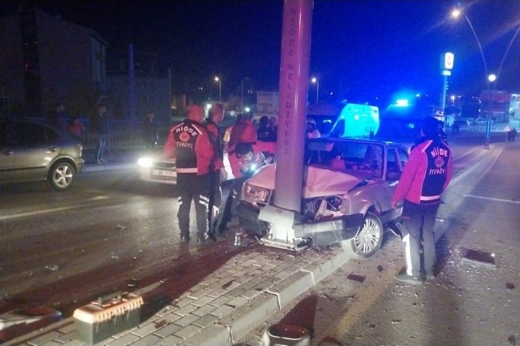 Niğde'de otomobil elektrik direğine &ccedil;arptı