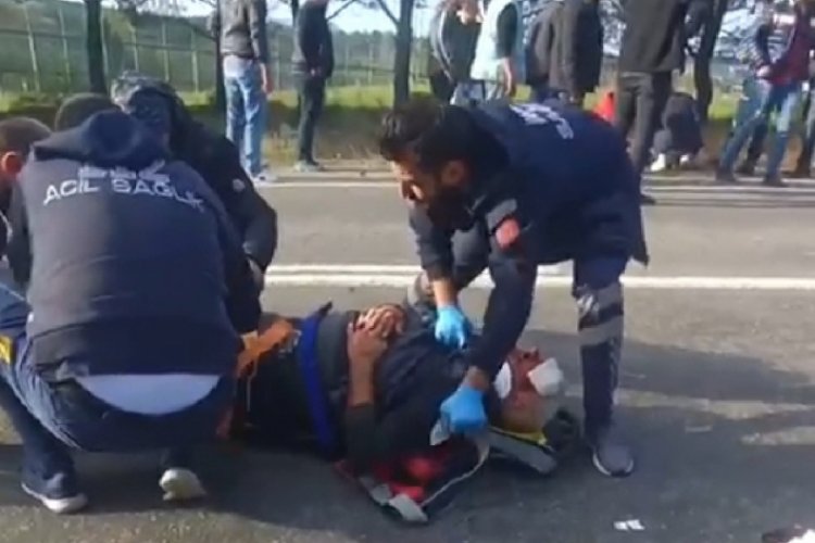 Bursa'da motosiklet yolcu dolmuşu ile &ccedil;arpıştı! 1'i ağır 3 yaralı