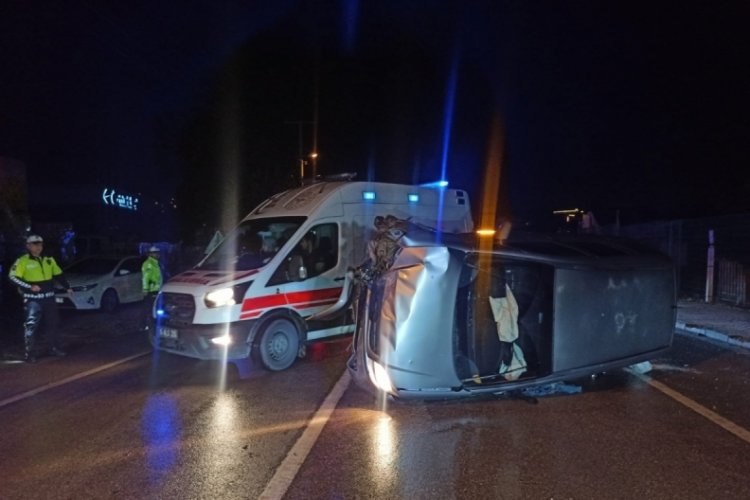 Bursa'da kontrolden &ccedil;ıkan otomobil devrildi