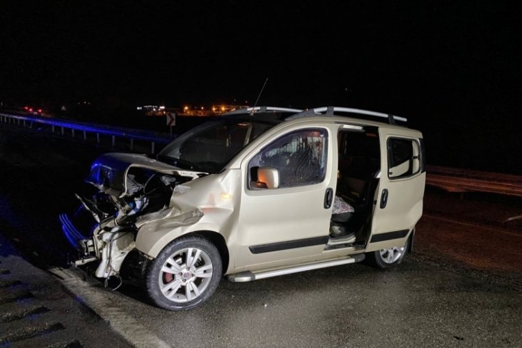 Kastamonu'da D100'de hafif ticari ara&ccedil; bariyerlere &ccedil;arptı: 4 yaralı