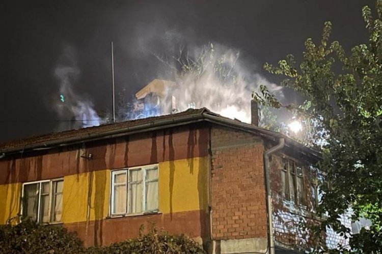 Kayseri'de 2 katlı evin &ccedil;atısında yangın &ccedil;ıktı!