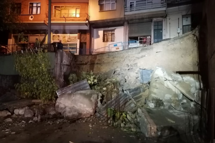 Kocaeli'de yolda &ccedil;&ouml;kme meydana geldi!