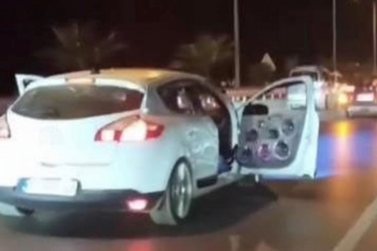 Aracıyla kapıları a&ccedil;ık seyretti!