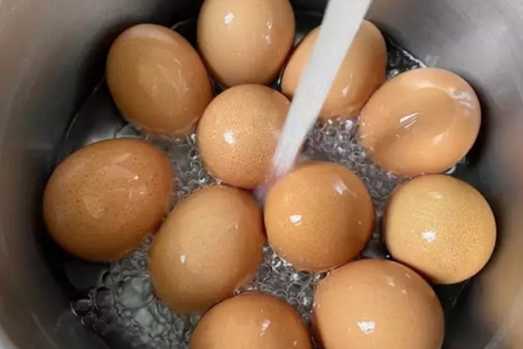 Yumurta haşlarken suya 1 adet ekleyin, g&ouml;zlerinize inanamayacaksınız!