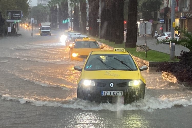 Meteoroloji Genel M&uuml;d&uuml;rl&uuml;ğ&uuml; uyarmıştı! &Ccedil;anakkale'de cadde ve sokaklar g&ouml;le d&ouml;nd&uuml;