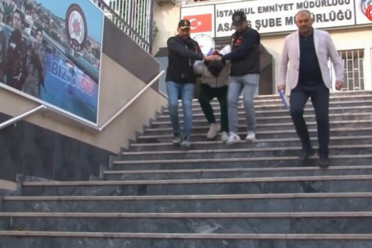 Komşusunun bileziklerini &ccedil;alıp boğazını keserek &ouml;ld&uuml;rd&uuml;!