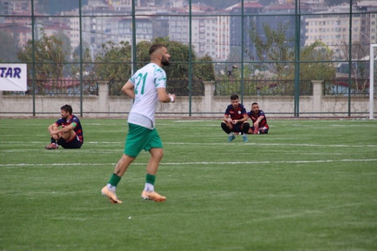 Hakemin kararını beğenmeyen futbolcular, ma&ccedil;ı bırakıp oturma eylemi yaptı