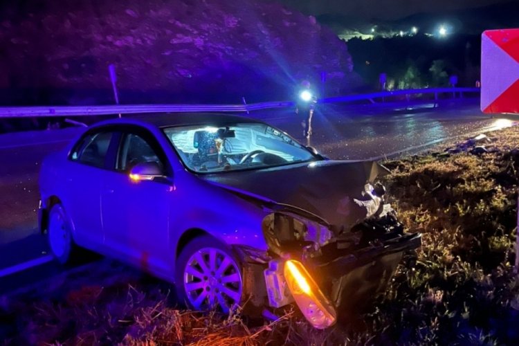 Afyonkarahisar'da bariyere &ccedil;arpıp hurdaya d&ouml;nen otomobilde 5 kişi yaralandı