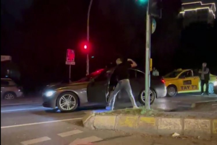 İstanbul'da yol kavgası boks ma&ccedil;ına d&ouml;n&uuml;şt&uuml;!