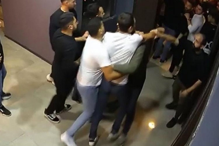 Restoran sahibi dehşet sa&ccedil;tı! Denetime giden polis ve gazeteciye saldırdılar