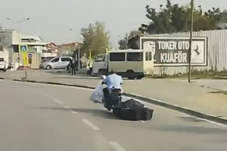 Bursa'da motosikletli s&uuml;r&uuml;c&uuml; kasaları bağlayıp yolculuk yaptı