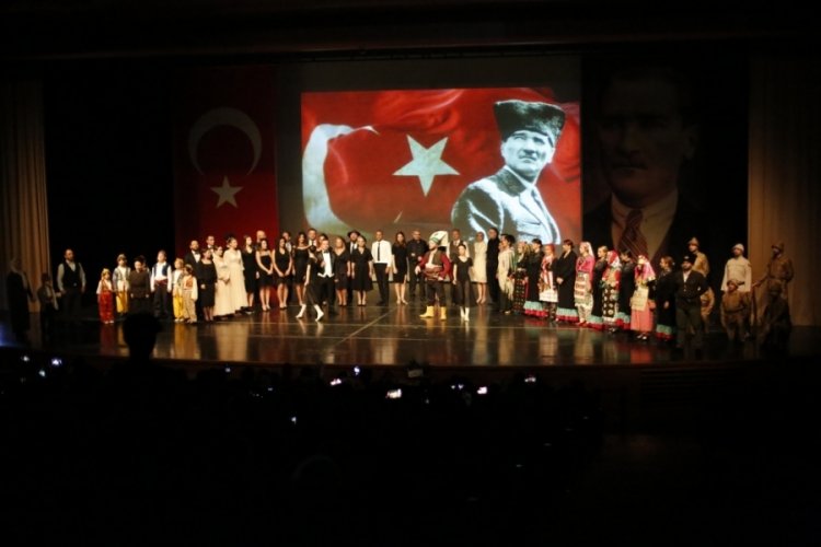 Bursa'da "İz" g&ouml;sterisi salondakileri duygulandırdı