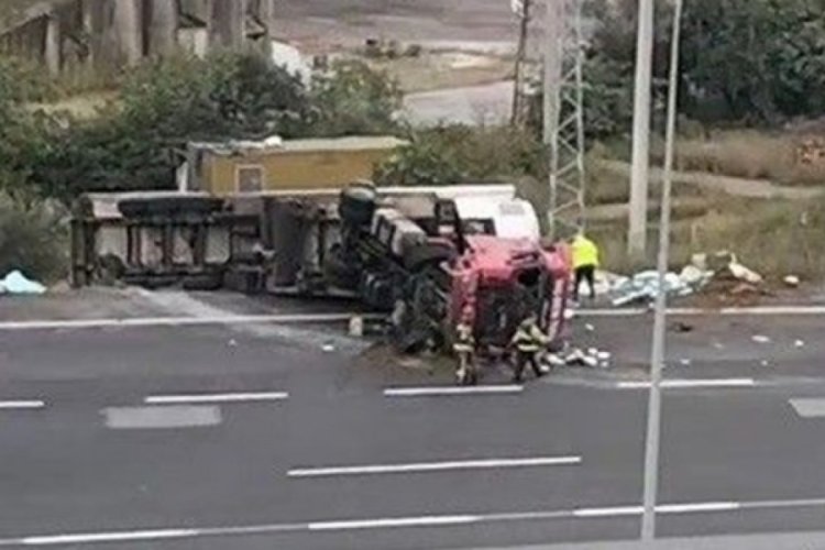 Kocaeli'de Osmangazi K&ouml;pr&uuml;s&uuml; girişindeki kaza trafiği kilitledi