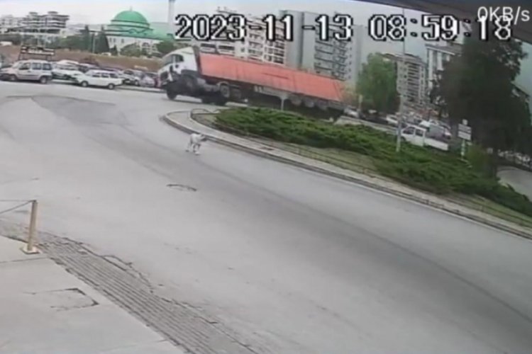 İzmir'de tır devrildi