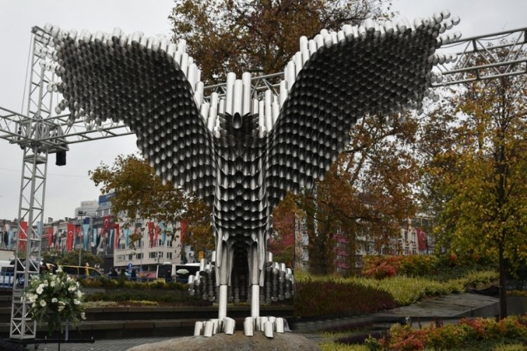 Beşiktaş, İskele Meydanı'nda kartal heykeli a&ccedil;tı